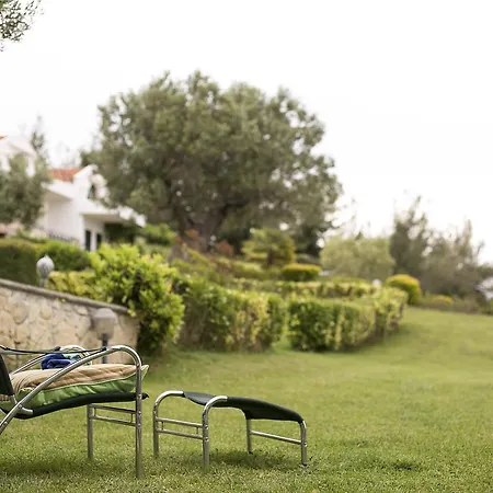 Semesterbostad Blue Crab, Beachfront House In Kalandra #feelslikehome