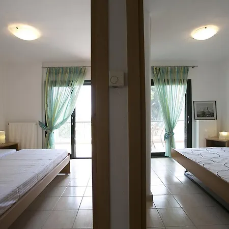 Semesterbostad Blue Crab, Beachfront House In Kalandra #feelslikehome *