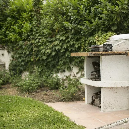 Semesterbostad Blue Crab, Beachfront House In Kalandra #feelslikehome *