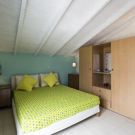 Blue Crab, Beachfront House In Kalandra #feelslikehome Semesterbostad Hanioti