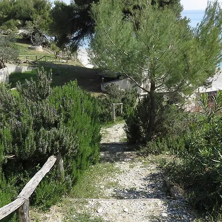 Semesterbostad Blue Crab, Beachfront House In Kalandra #feelslikehome *