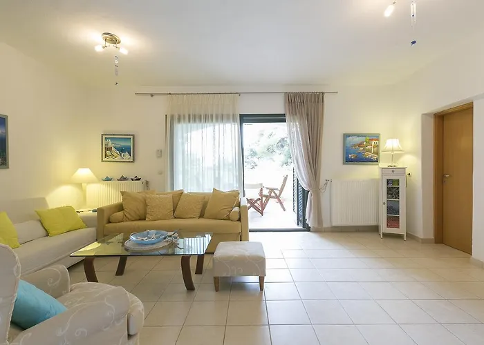 Casa vacanze Blue Crab, Beachfront House In Kalandra #feelslikehome