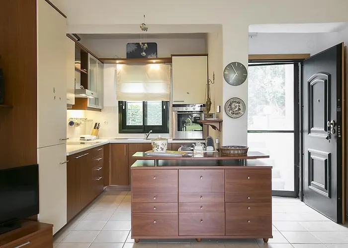 Casa vacanze Blue Crab, Beachfront House In Kalandra #feelslikehome *