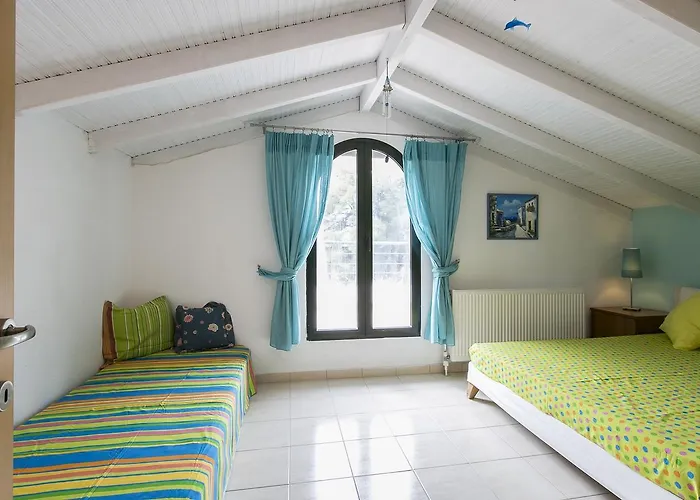 Casa vacanze Blue Crab, Beachfront House In Kalandra #feelslikehome *