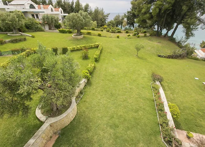 Blue Crab, Beachfront House In Kalandra #feelslikehome