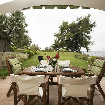 Holiday home Blue Crab, Beachfront House In Kalandra #feelslikehome