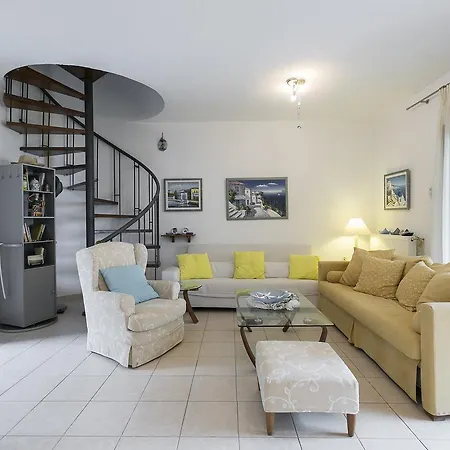 Holiday home Blue Crab, Beachfront House In Kalandra #feelslikehome *