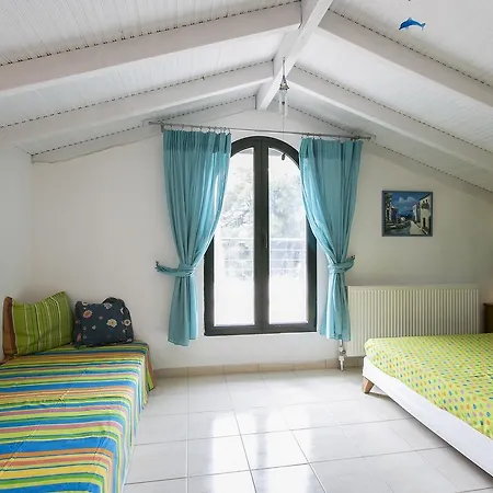 Holiday home Blue Crab, Beachfront House In Kalandra #feelslikehome *
