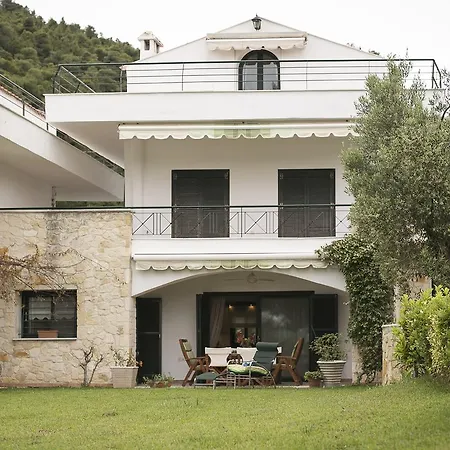 Blue Crab, Beachfront House In Kalandra #feelslikehome Holiday home *